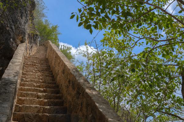 Op deze foto ziet u de klim omhoog in de brandende zon, vergeet niet wat water te drinken!