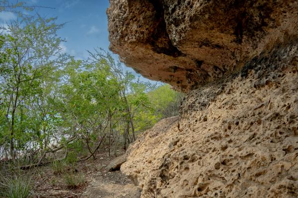 Inham in de kalkstenen kust, uitgesleten door eeuwen van golven.