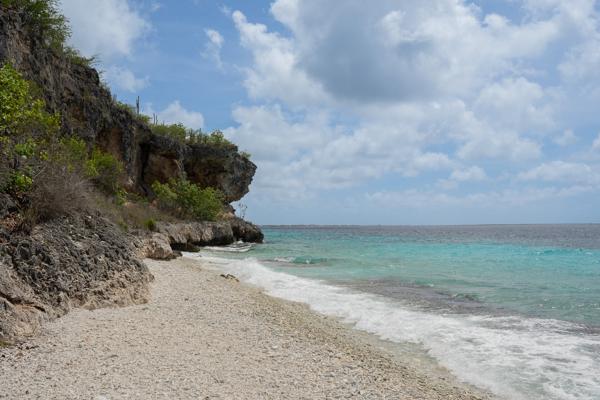Linkerzijde van het strand bij 1000 Steps, met weinig schaduw, maar makkelijk toegang tot het water.