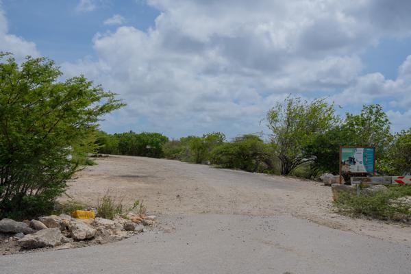 Oil Slick Leap ligt aan de kustweg ten noorden van Kralendijk. De duikstek is goed te herkennen door het Stinapa hoofdkantoor gebouw. Sla af en parkeer direct bij de klif naast de metalen ladder.