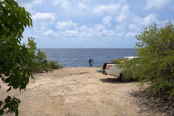 Er zijn twee optie om het water in te gaan. Met de grote stap aan de rechter kant van de trap. Of via de trap zoals deze duiker doet. Vergeet niet om te draaien, dat loopt makkelijker naar beneden.