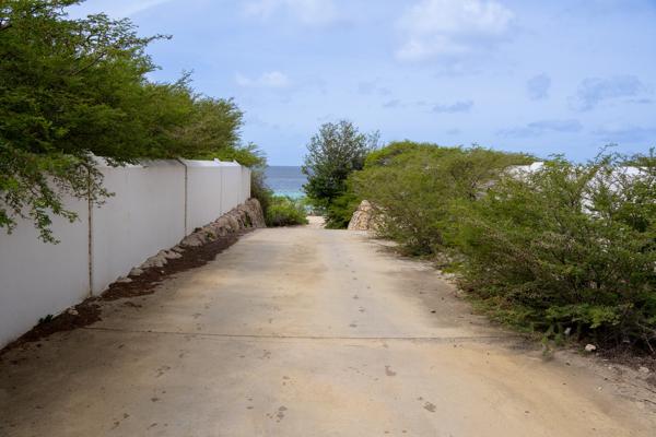 Na de eerste parkeerplaats vervolgd de weg naar beneden richting het strand.