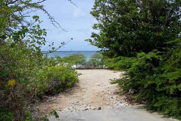 De weg eindigd langs 2 een kleine opening richting het strand. Hier heb je de mogelijkheid om ook te parkeren.