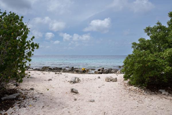 Een vervallen zitplaats bevindt zich bij Andrea II. Je kunt nog op het bankje zitten, maar veel is het niet waard.