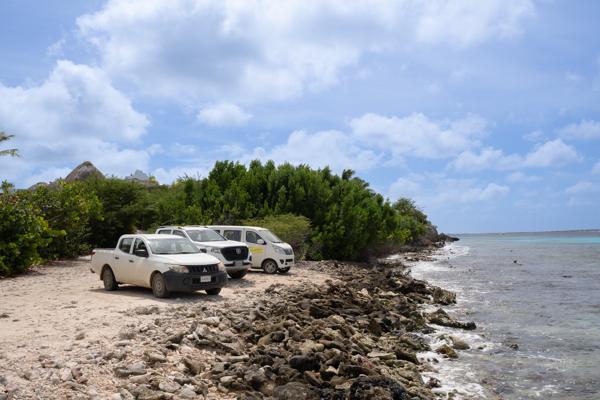 Bij Andrea I is er ruimte om te parkeren maar de parkeerplaats is niet extreem groot. Parkeer strategies zodat je na de duik gemakkelijk weg kunt rijden.