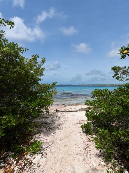 Een kleine doorgang richting het water en dan kom je uit bij een vriendelijke exit/entry point.
