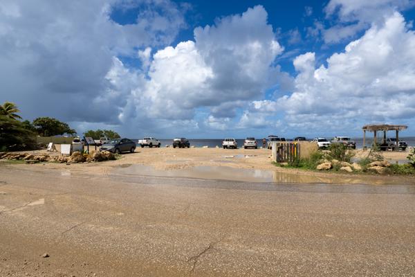 Bachelor's Beach heeft een zeer grote en ruime parkeerplaats, altijd ruimte om te parkeren.