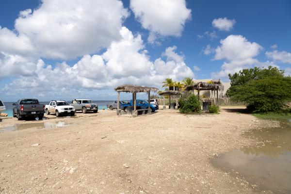 Aan de rechter kant van de parkeerplaats vindt je een leuke plek om te lunchen, geen lunch bij je? Geen probleem! Haal het van dinsdag toch zaterdag van 11:30 tot 16:30 bij King Kong