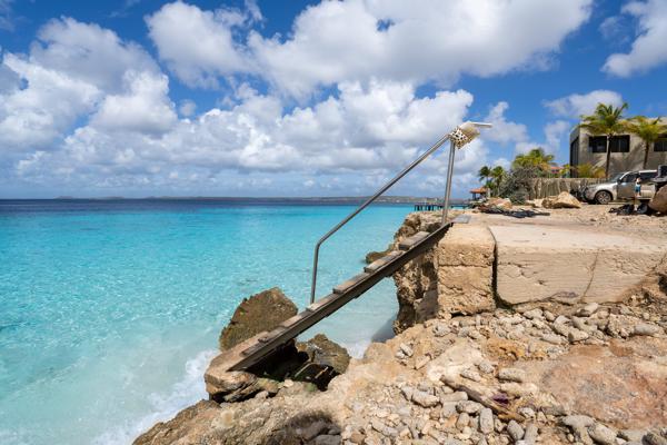 Om bij de zee te komen kun je de trap gebruiken.