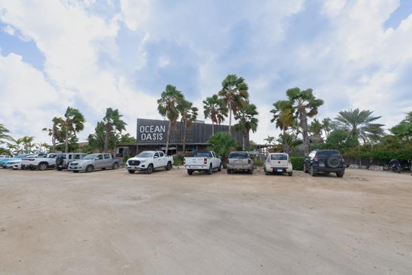 Rechts van de parkeerplaats vind je een van mijn favoriete plekjes op het eiland. Of je nu komt voor lunch, diner of gewoon een drankje, Ocean Oasis is een absolute aanrader.