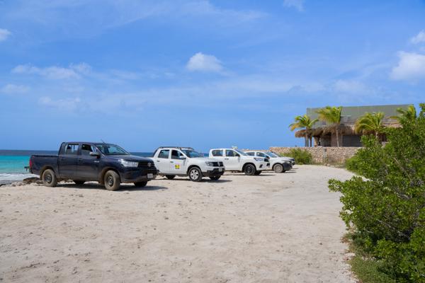 Achteruit parkeren is vaak het prettigste. Je staat dan direct aan de kant van het water en kunt hier rustig je duikspullen aantrekken en controleren. Vergeet je buddy check niet!
