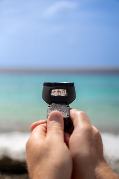 Zelf schiet ik mijn kompas op 240˚, dit doe ik vanaf het punt waar ik het water in ga. Wanneer je deze koers volgt kom je aan de rechter hand een grote Staghorn patch tegen.