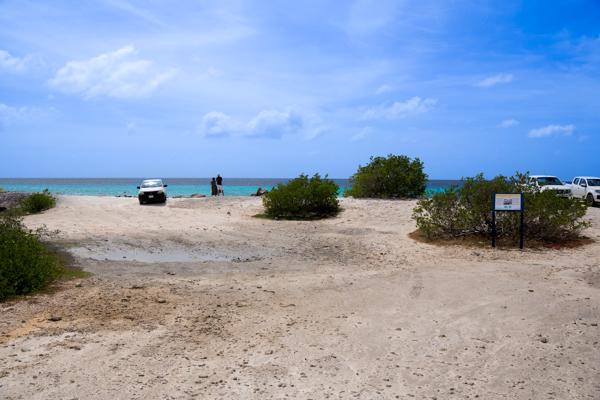 Persoonlijk parkeer ik zelf liever aan de linker kant, zoals je ziet is het daar een stuk rustiger. Je krijgt wat meer de ruimte om je duikspullen aan te trekken.