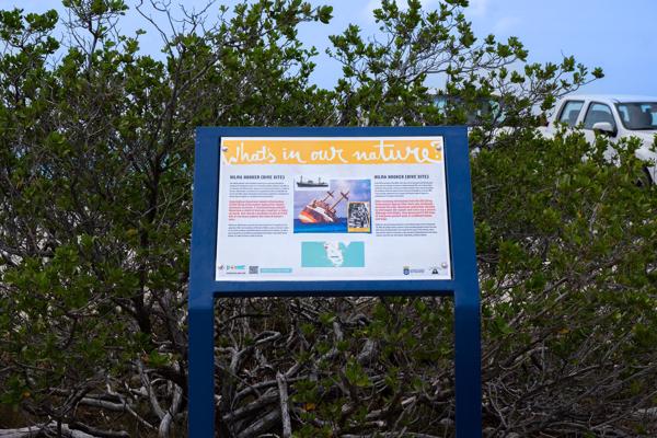 Op bonaire vindt je verschillende borden met informatie over duikstekken, geschiedenis verhalen of andere leuke weetjes.