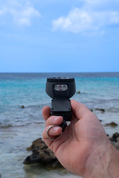 Persoonlijk vindt ik het prettig om op mijn kompass richting de boei te duiken. Hierdoor krijgt iedereen de kans om rustig de oren te klaren. Lees onder aan de fotos welke tips ik heb ter navigatie.