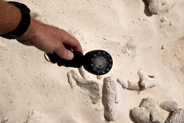 Om goed te navigeren is het verstandig om een kompas te gebruiken. Deze schiet ik op de boei.