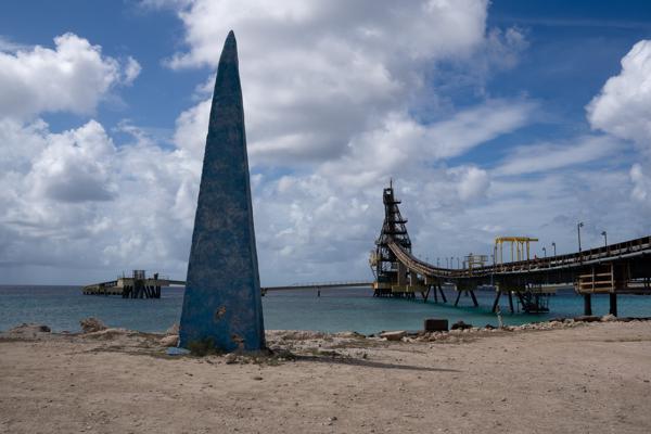 De blauwe oblisk bij Salt Pier diende vroeger als navigatiepunt voor schepen, zodat ze de juiste zoutpan konden vinden. Vandaag herinnert hij aan het zeevaartverleden van Bonaire en de historische zoutindustrie.