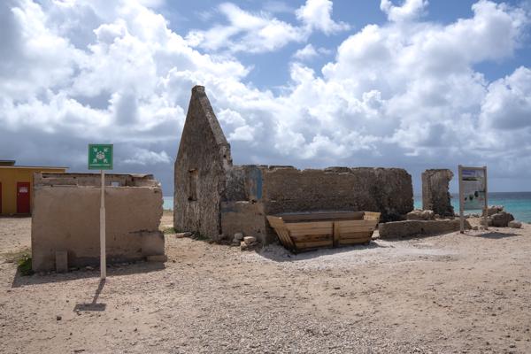 Het kleine, afgebroken huisje dat je naast Salt Pier ziet, was vroeger een eenvoudig gebouwtje dat onderdeel was van de zoutindustrie bij de pier, waarschijnlijk gebruikt voor personeel of opslag. Het is geen historisch slavenhuisje zoals je die bij White Slave of Red Slave vindt, maar een restant van de modernere werkomgeving rond het laden van zout.