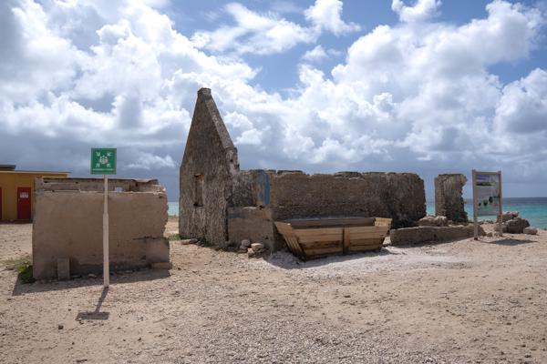 Het kleine, afgebroken huisje dat je naast Salt Pier ziet, was vroeger een eenvoudig gebouwtje dat onderdeel was van de zoutindustrie bij de pier, waarschijnlijk gebruikt voor personeel of opslag. Het is geen historisch slavenhuisje zoals je die bij White Slave of Red Slave vindt, maar een restant van de modernere werkomgeving rond het laden van zout.