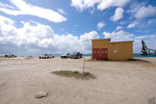 Rechts van het kleine gele huisje is de twee parkeer locatie. Hier parkeer ik zelf altijd.