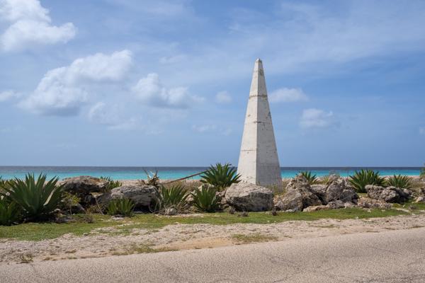 Deze obelisk markeert de plek van de ‘Witte Pan’, een kristalliserende zoutpan. De obelisken op Bonaire dienden als navigatiemerkpunten voor schepen die zout kwamen laden.