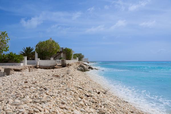 De lange zandvlakte zorgt voor een azurblauw water. het is hier namelijk enorm ondiep en dit zorgt voor de perfecte gelegenheid om prachtige fotos te maken.