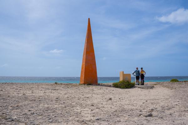 Deze obelisk markeert de plek van de ‘Rode Pan’, een kristalliserende zoutpan. De obelisken op Bonaire dienden als navigatiemerkpunten voor schepen die zout kwamen laden.